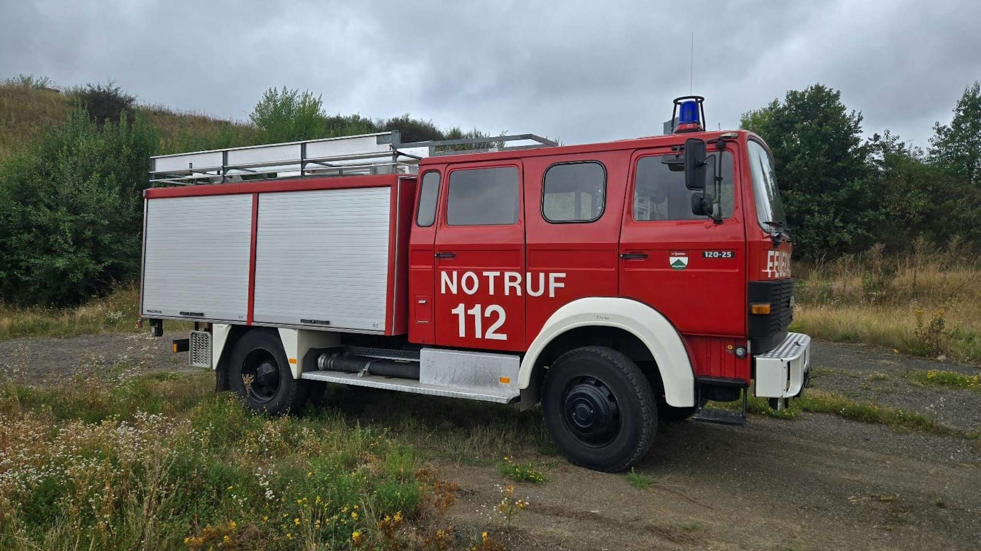Dieses Fahrzeug für die neue Wache der Feuerwehr mit dem Namen Sankt Augustin in der Verbandsgemeinde Dmytrivka wird Mitte Dezember 2025 übergeben.