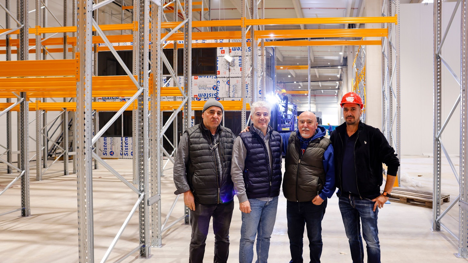 Von Raderberg nach Gremberghoven: Großhändler Halil Adam, Berater Davut Bozer, Großhändler Nevzat Taskaran und Ilker Yildiz, Projektleiter Innenausbau, (v.l.) freuen sich auf das neue Frischezentrum.