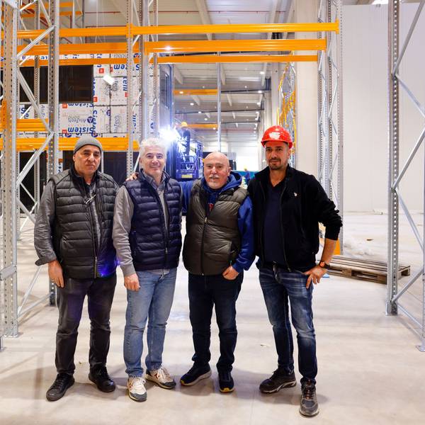 Von Raderberg nach Gremberghoven: Großhändler Halil Adam, Berater Davut Bozer, Großhändler Nevzat Taskaran und Ilker Yildiz, Projektleiter Innenausbau, (v.l.) freuen sich auf das neue Frischezentrum.