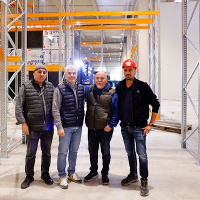 Von Raderberg nach Gremberghoven: Großhändler Halil Adam, Berater Davut Bozer, Großhändler Nevzat Taskaran und Ilker Yildiz, Projektleiter Innenausbau, (v.l.) freuen sich auf das neue Frischezentrum.