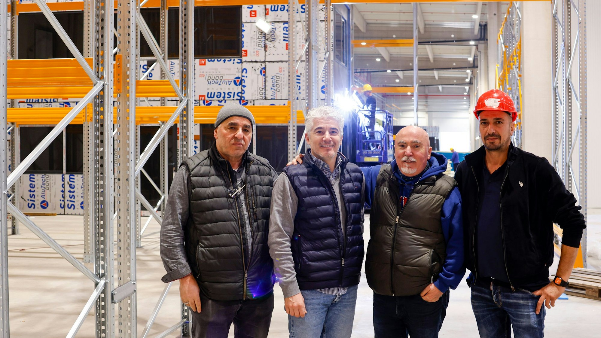 Von Raderberg nach Gremberghoven: Großhändler Halil Adam, Berater Davut Bozer, Großhändler Nevzat Taskaran und Ilker Yildiz, Projektleiter Innenausbau, (v.l.) freuen sich auf das neue Frischezentrum.