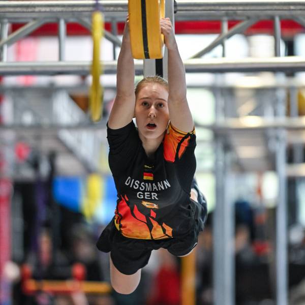 Rebecca Dißmann hangelt sich von einem Hindernis zum nächsten.