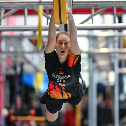 Rebecca Dißmann hangelt sich von einem Hindernis zum nächsten.