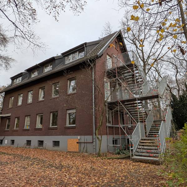 Das Foto zeigt eine Außenaufnahme des ehemaligen Naturfreundehauses auf dem Hürtherberg.