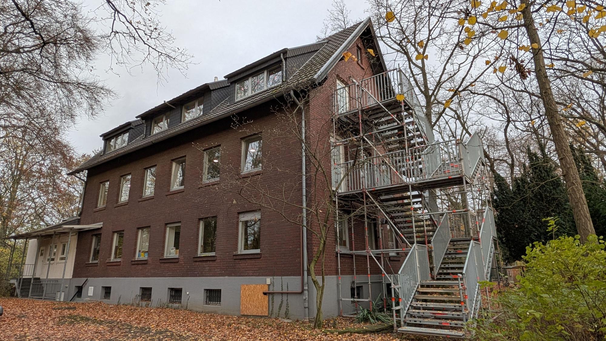 Das Foto zeigt eine Außenaufnahme des ehemaligen Naturfreundehauses auf dem Hürtherberg.