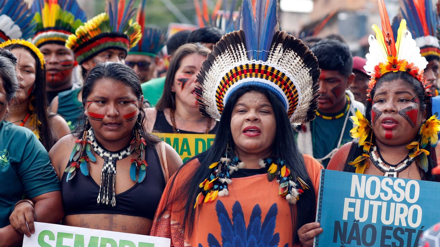 Belem: Sonia Guajajara (M), Ministerin für indigene Völker in Brasilien, nimmt an einem Marsch indigener Gemeinschaften unter dem Motto „Wir sind die Antwort“ teil. Der Protest findet parallel zur Weltklimakonferenz COP30 statt.