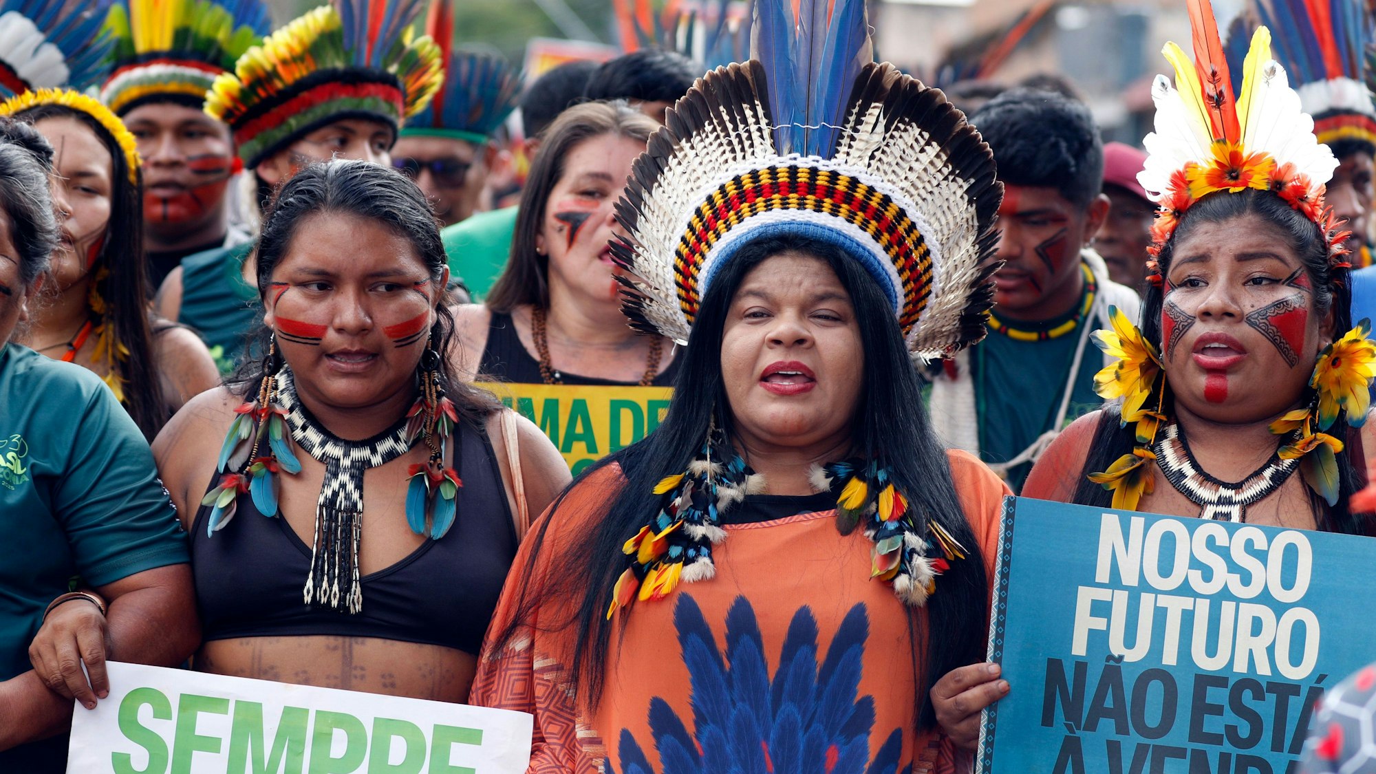 Belem: Sonia Guajajara (M), Ministerin für indigene Völker in Brasilien, nimmt an einem Marsch indigener Gemeinschaften unter dem Motto „Wir sind die Antwort“ teil. Der Protest findet parallel zur Weltklimakonferenz COP30 statt.