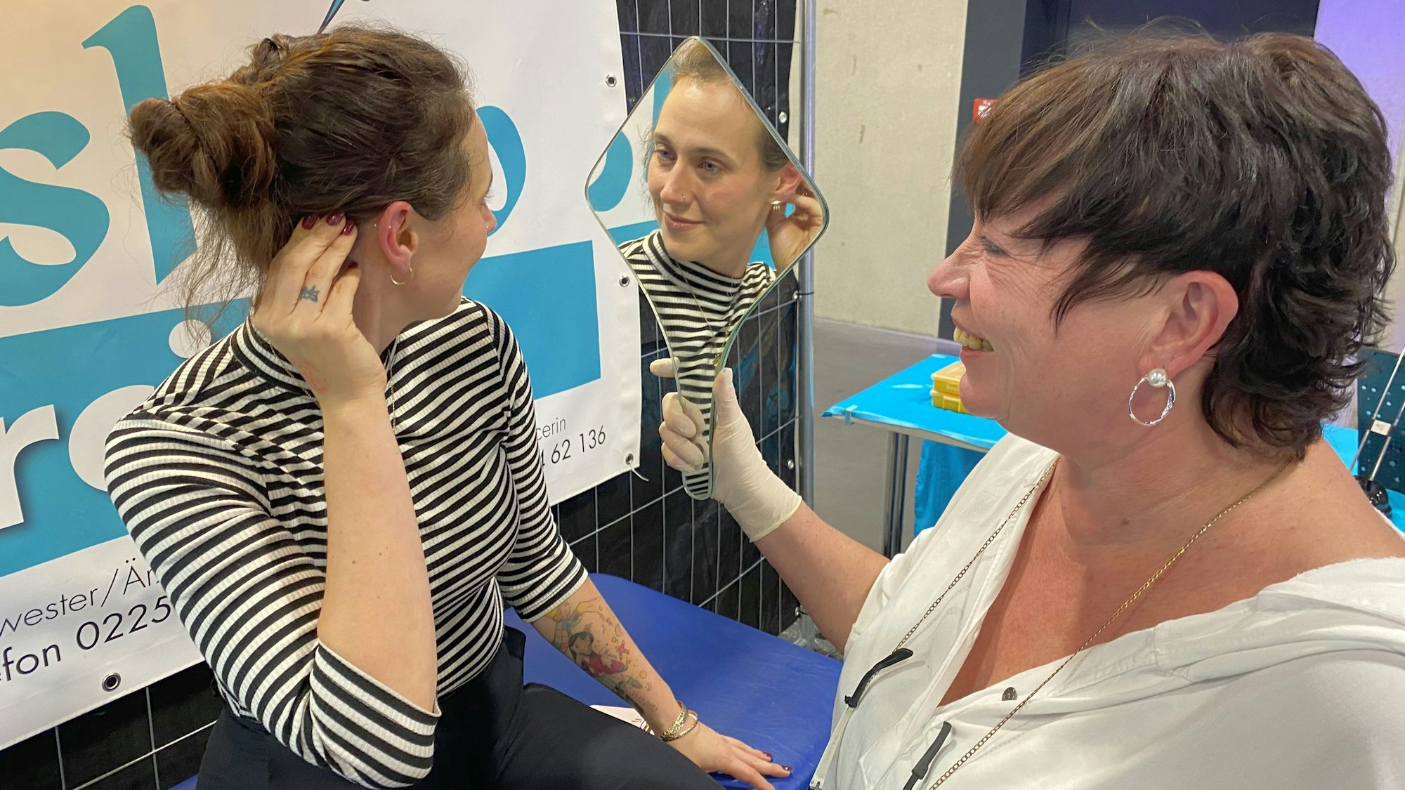 Nicole Wassong ist examinierte Krankenschwester und Inhaberin des Piercing-Studios Moskito in der Euskirchener City. Kundin Christine Bau ist zufrieden mit ihrem neuen Helix-Piercing.