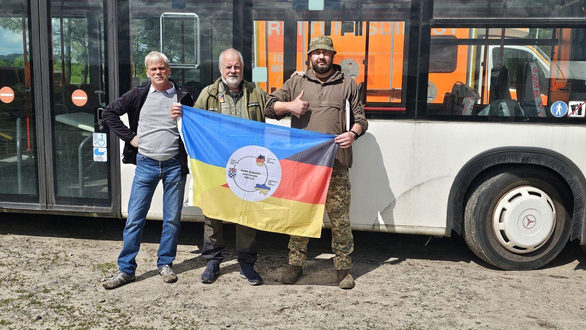 Der Verein „Sankt Augustin and friends hilft“ unterstützt die Menschen in der Ukraine, ein Bus wird an die 93. Brigade der Ukraine übergeben. Sascha Renke vom Verein, Vereinsvorsitzender Gunther Maassen, Omar von der 93. Brigade (v.l.). Der Bus wird zum Truppentransport und für den Transport von verletzten Soldaten genutzt.