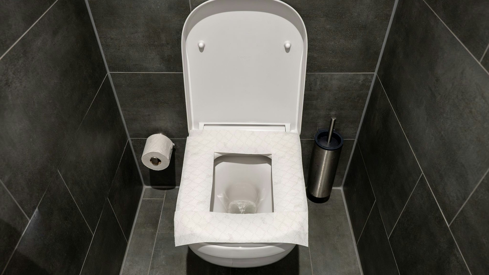 Kann nach hinten losgehen: Die Klobrille mit Toilettenpapier auszulegen, ist keine gute Idee, sagt ein Hygiene-Professor.