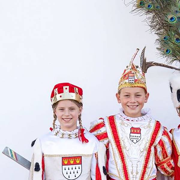 Bereit für die Session ist das Poller Kinderdreigestirn um Jungfrau Hannah (Balmes), Prinz Bennett (Dunker) und Bauer Lavi (Eppelt) (v.l.).