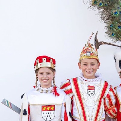 Bereit für die Session ist das Poller Kinderdreigestirn um Jungfrau Hannah (Balmes), Prinz Bennett (Dunker) und Bauer Lavi (Eppelt) (v.l.).