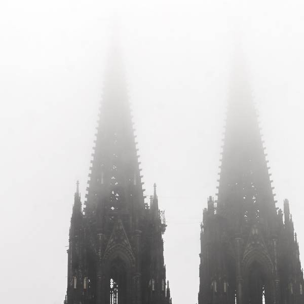 Im Nebel verschwinden die Türme des Kölner Doms (Bild vom 16. November). Hier könnte es vereinzelte Schneeflocken geben.