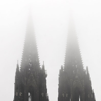 Im Nebel verschwinden die Türme des Kölner Doms (Bild vom 16. November). Hier könnte es vereinzelte Schneeflocken geben.