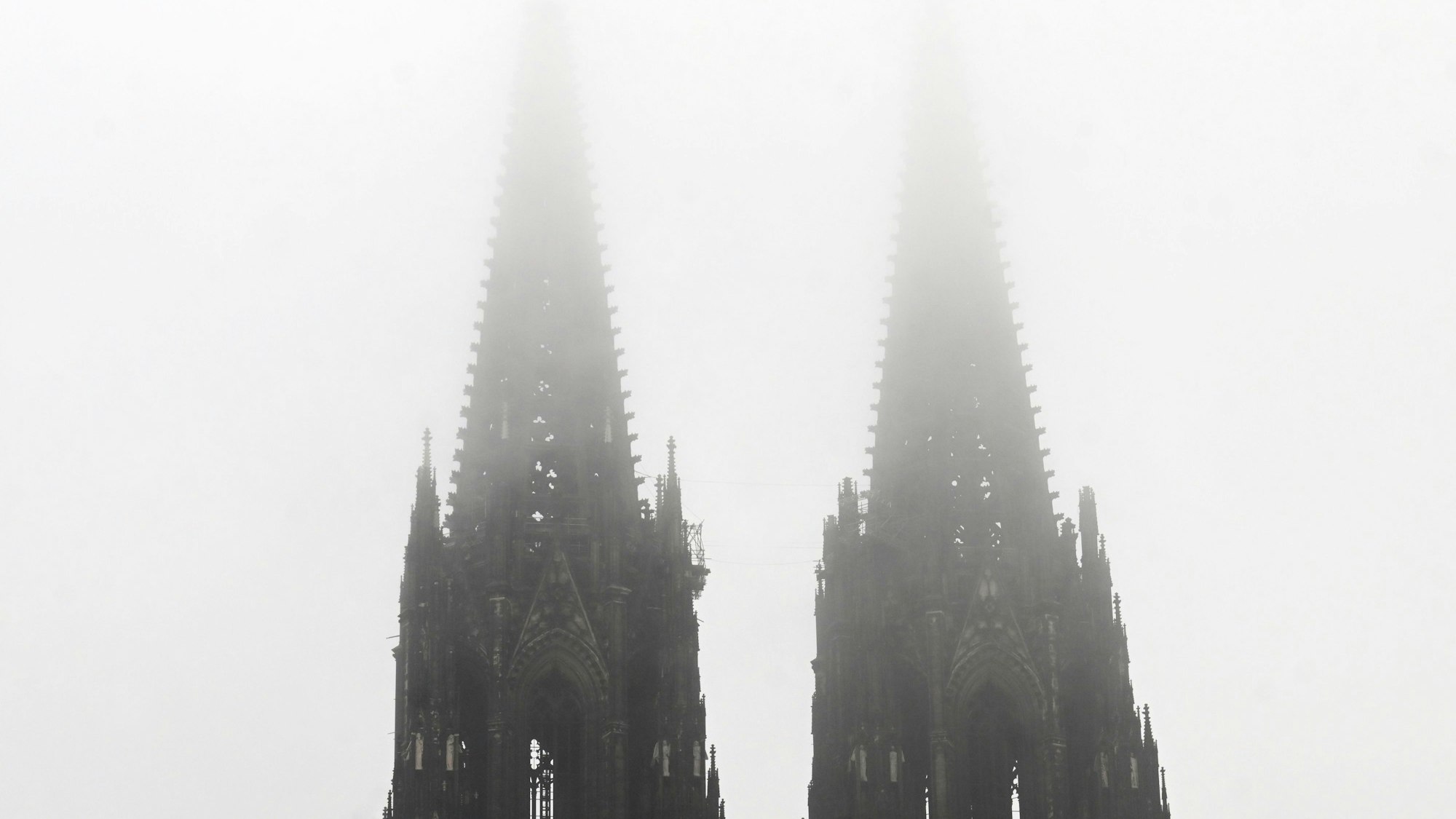 Im Nebel verschwinden die Türme des Kölner Doms (Bild vom 16. November). Hier könnte es vereinzelte Schneeflocken geben.