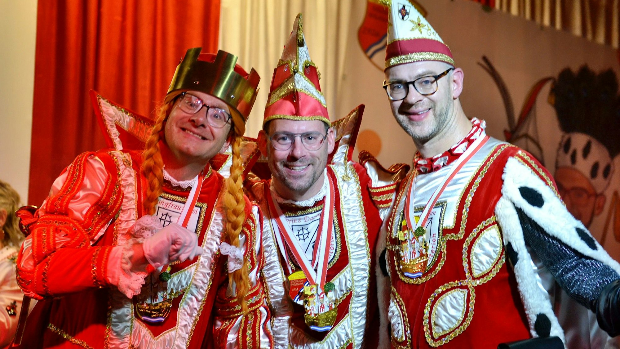 Das Dreigestirn aus Mülheim-Wichterin lächelt in die Kamera.