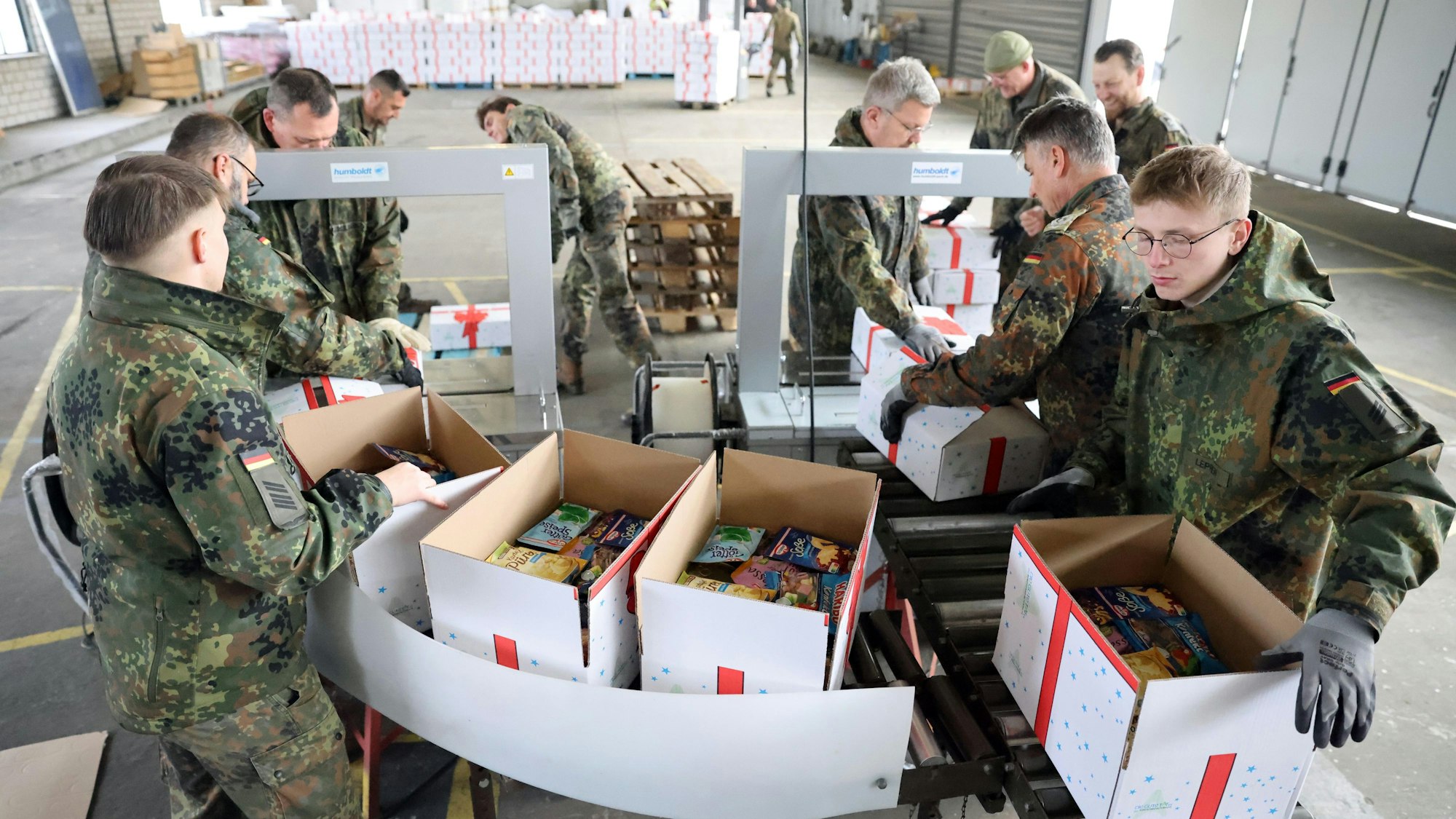 Die Soldaten melden sich gerne für den Dienst bei der Packaktion. An der Verschnürmaschine ist er besonders kniffelig.