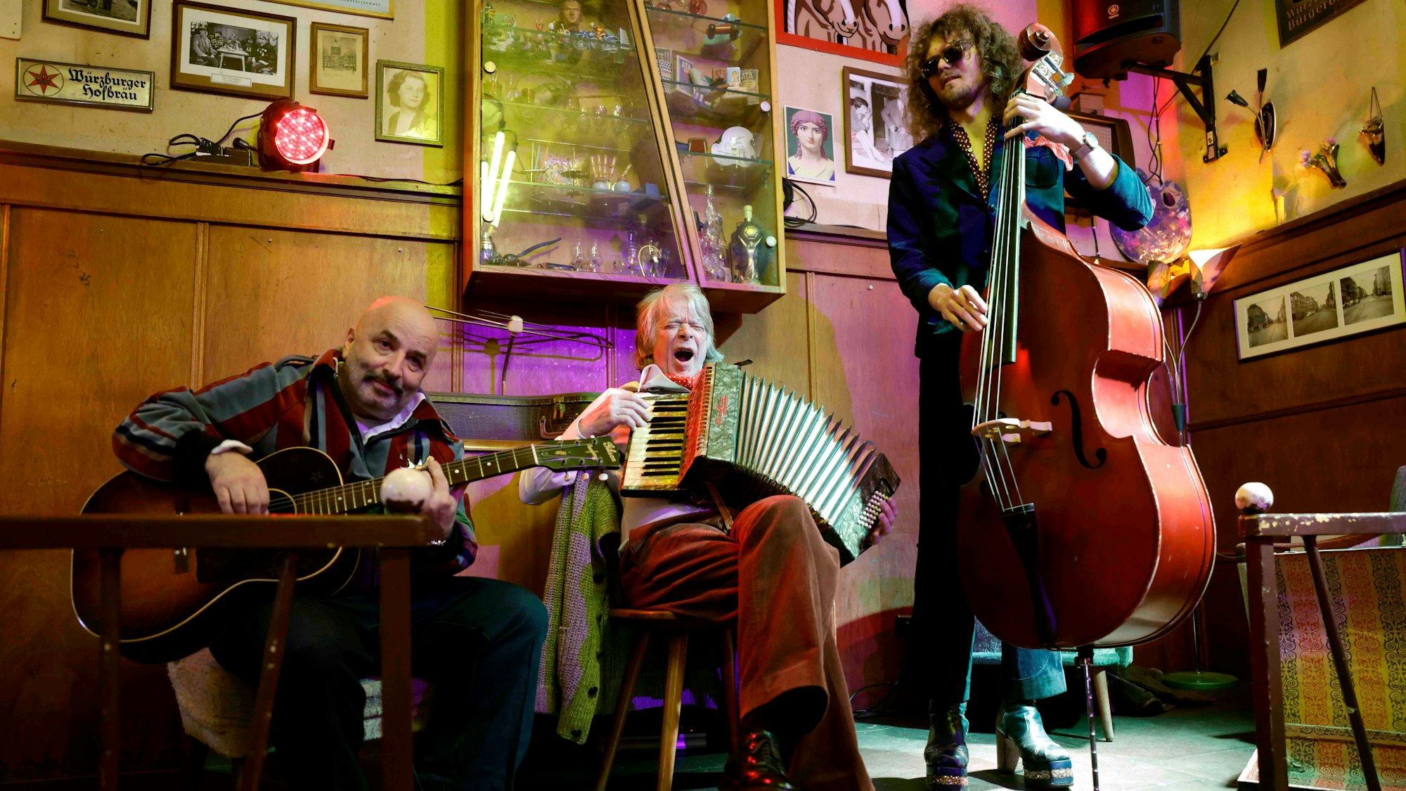 Kult-Entertainer trifft auf Kultkneipe: Helge Schneider im „Weißen Holunder“.