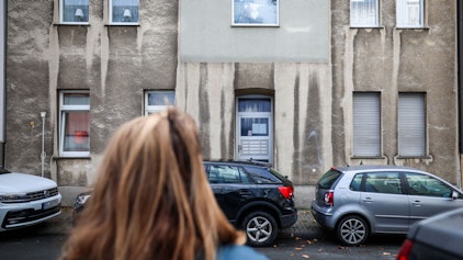In einem Mehrfamilienhaus in Bochum ist ein zwölfjähriges Mädchen bei einem Polizeieinsatz durch Schüsse aus einer Dienstwaffe lebensgefährlich verletzt worden.