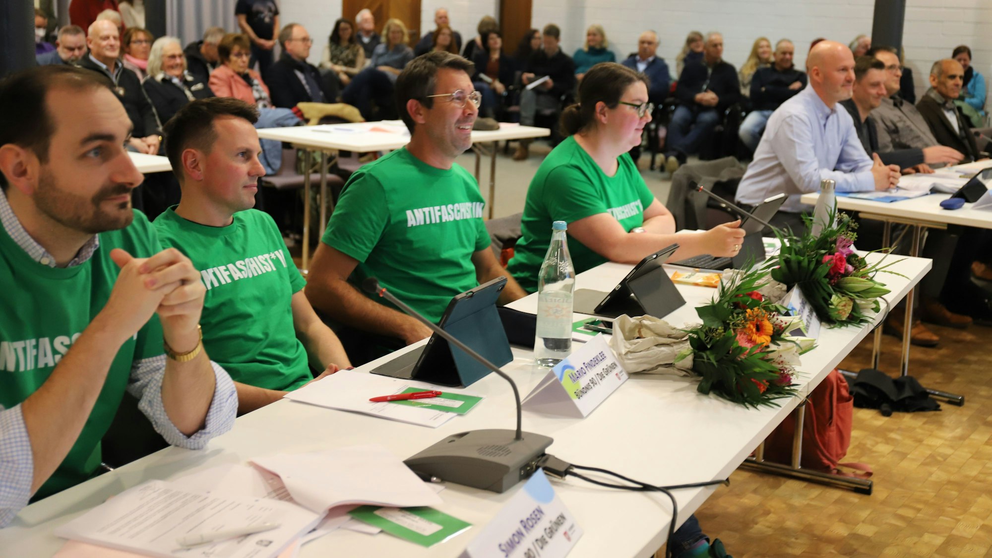 Der Hennefer Stadtrat kam am Montag (17. November) zur konstituierenden Sitzung in der Meys Fabrik zusammen. Die Grünen trugen grüne T-Shirts mit der Aufschrift Antifaschist*in und saßen direkt neben der AfD.