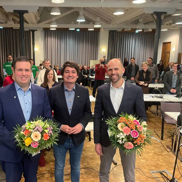 Bürgermeister Mario Dahm (M.) steht mit dem 1. stellvertretenden Bürgermeister Max Heller (CDU, r.) und dem 2. stellvertretenden Bürgermeister Oliver Brock (SPD, l.) vor dem Stadtrat in der Meys Fabrik.