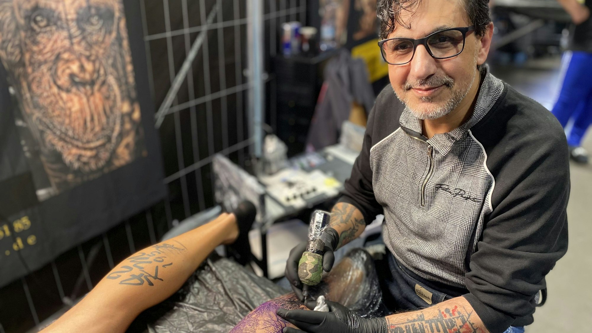 Tätowierer Zlatan Jungbluth aus Euskirchen arbeitet an einem zeitintensiven Wikinger-Motiv.