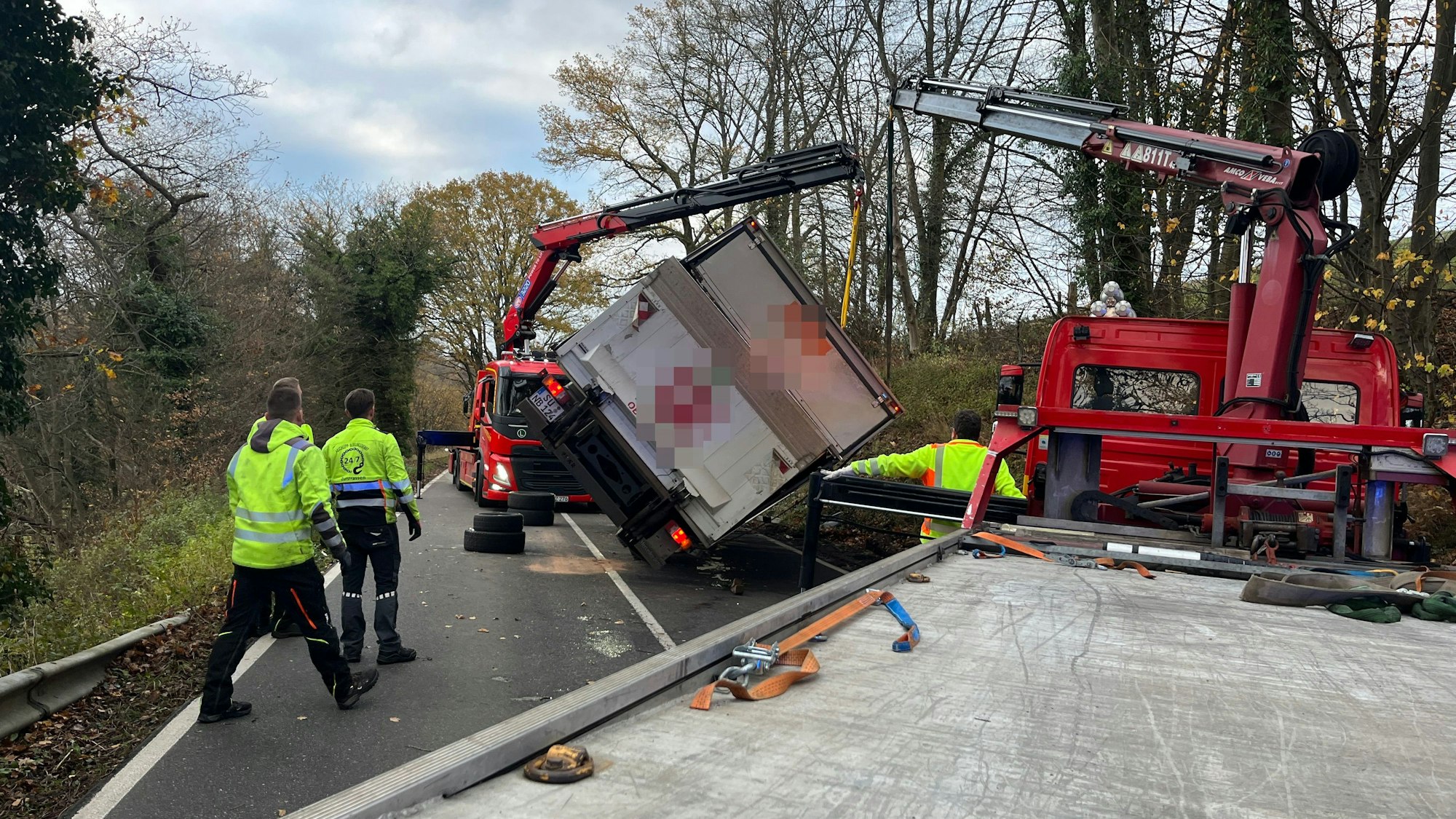 Ein Abschleppunternehmen richtete den Transporter mit zwei Kranfingern wieder auf.
