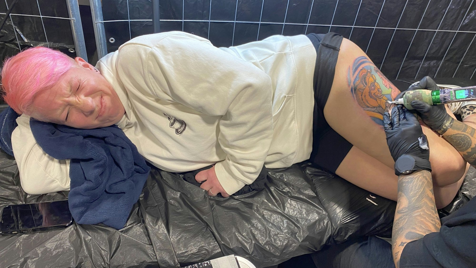 Tätowieren tut weh, weiß Alina Notz-Wolff aus Erftstadt.