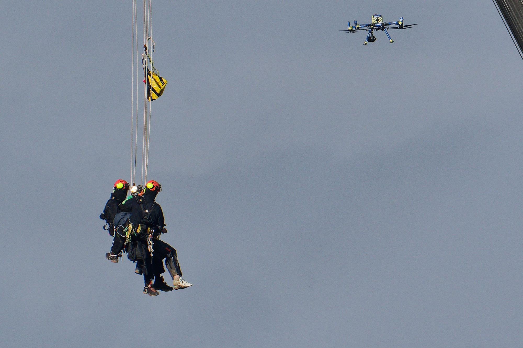 Polizisten evakuieren einen Aktivisten aus dem Sündenwäldchen am Hambacher Forst mit einem Kran.