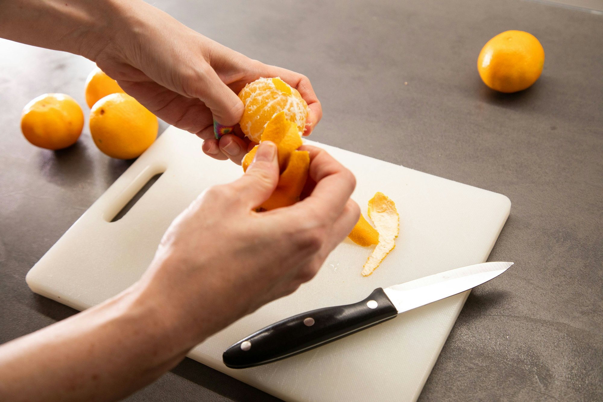Schritt 2: Wasser abgießen und Clementine wie gewohnt pellen.
