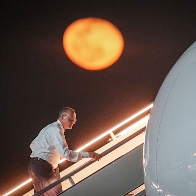 Belém: Bundeskanzler Friedrich Merz (CDU) geht am 8. November nach seinem Besuch der Weltklimakonferenz COP30 zum Airbus A350 der Luftwaffe für den Rückflug nach Berlin hinauf. Zurück in Deutschland, sprach er abwertend über die brasilianische Stadt.