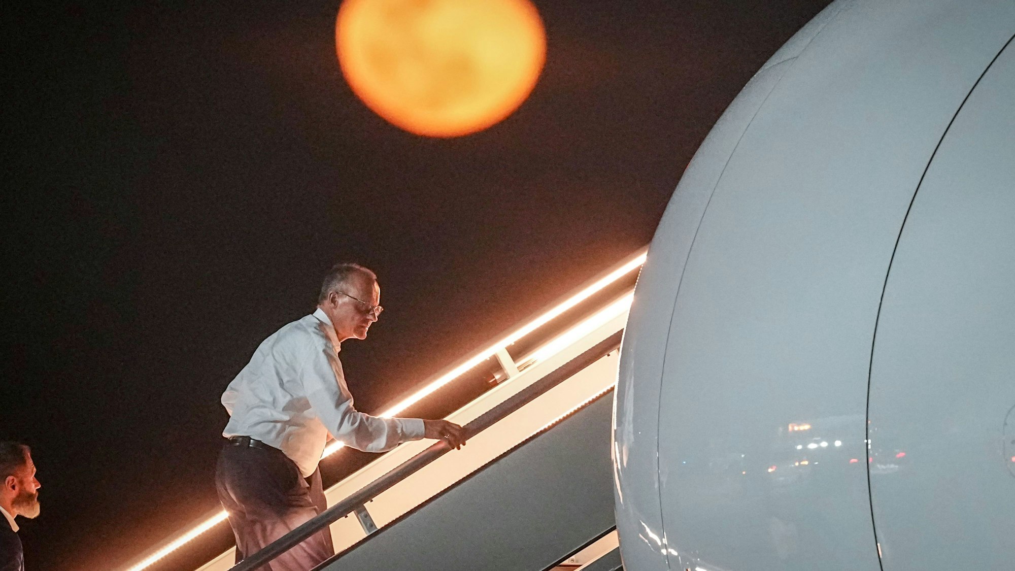 Belém: Bundeskanzler Friedrich Merz (CDU) geht am 8. November nach seinem Besuch der Weltklimakonferenz COP30 zum Airbus A350 der Luftwaffe für den Rückflug nach Berlin hinauf. Zurück in Deutschland, sprach er abwertend über die brasilianische Stadt.