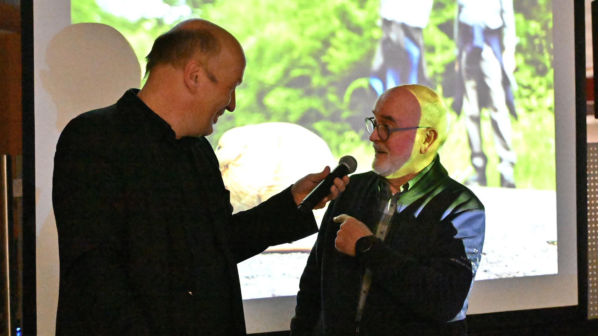 Redaktionsleiter Guido Wagner interviewt Wolfgang Müller.