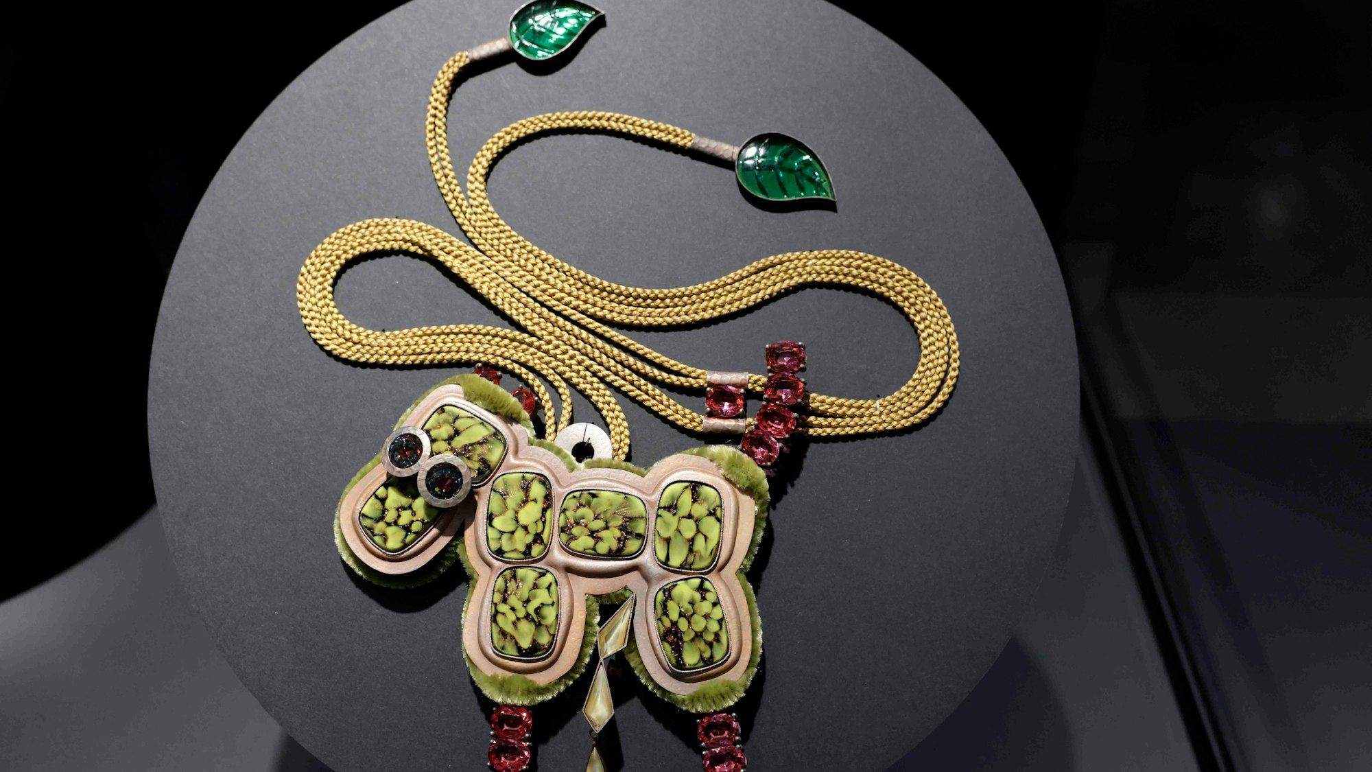 Kette von Helen Britton in der Ausstellung „Von Louise Bourgeois bis Yoko Ono.