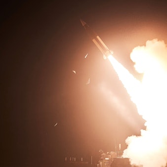 Eine Aufnahme der südkoreanischen Streitkräfte zeigt eine ATACMS-Rakete, die bei einer Übung abgefeuert wird. Die Ukraine hat die Raketen nun gegen Ziele tief in Russland eingesetzt. (Archivbild)