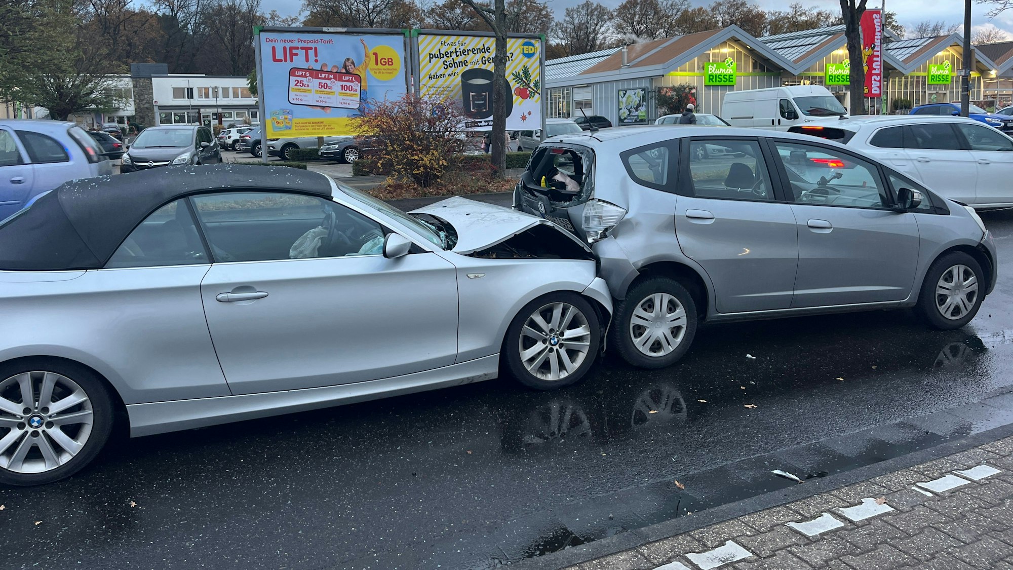 Bei einem Unfall auf der Alten Heerstraße sind eine 35 Jahre alte schwangere Frau und ihr vier Jahre altes Kind verletzt worden.