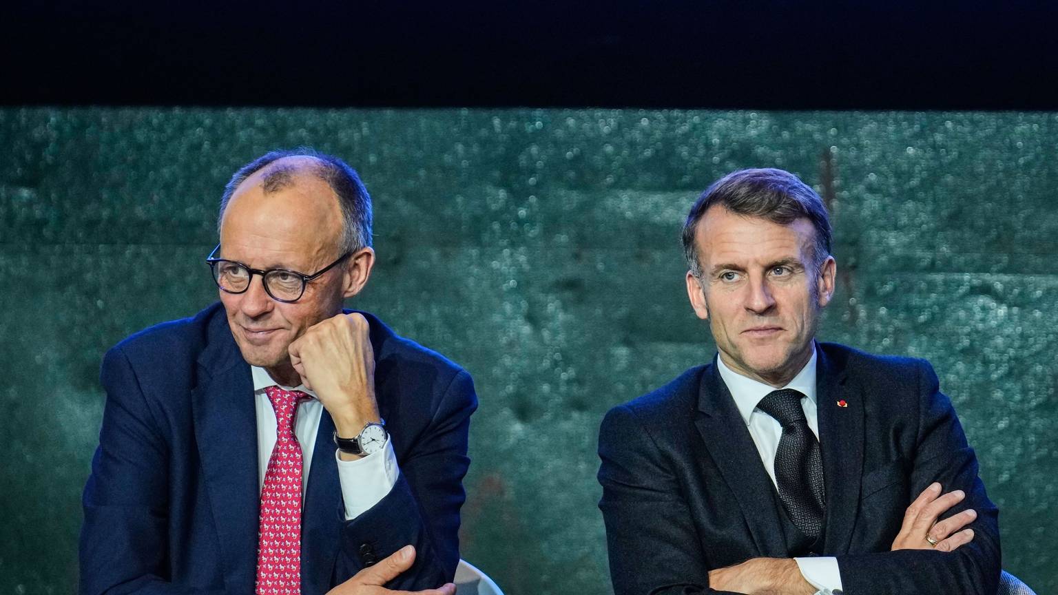 Bundeskanzler Friedrich Merz (l, CDU) und der französische Präsident Emmanuel Macron nehmen an einem Treffen mit einer Gruppe von Investoren auf dem Gipfel zur europäischen digitalen Souveränität teil.