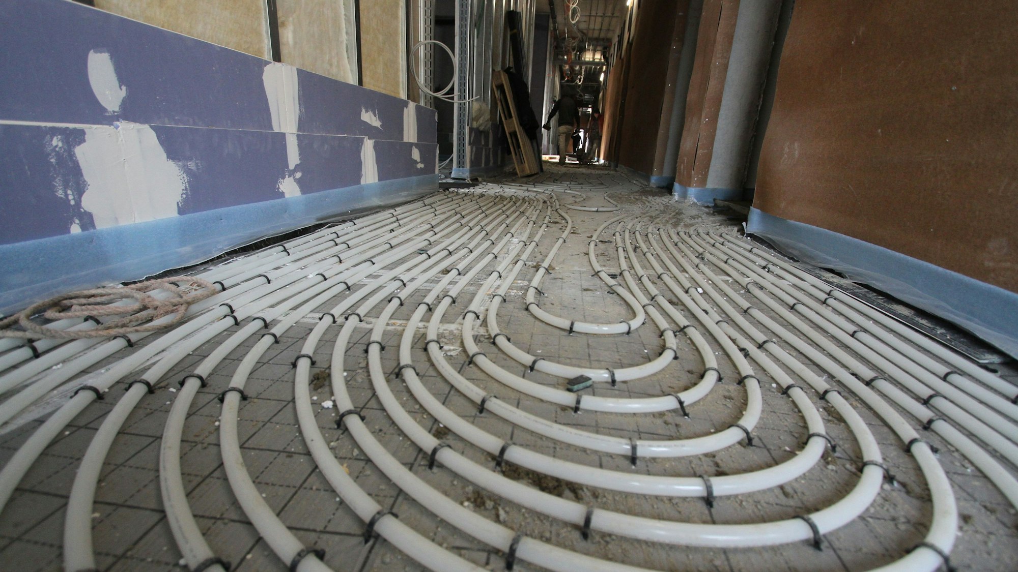 Baustelle für die neue Vierfachturnhalle des Gymnasiums Alleestraße im Haufeld, Fassade mit Holzlamellen