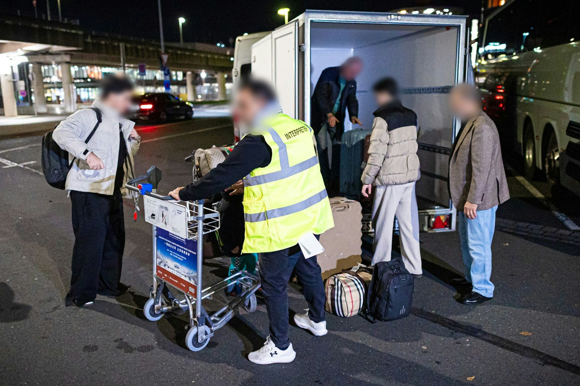 Afghaninnen und Afghanen bei ihrer Ankunft in Hannover. (Archivbild)
