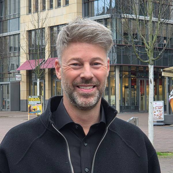 Johannes Simon ist in Engelskirchen geboren worden und in Nümbrecht aufgewachsen. Heute lebt er mit seiner Familie mitten in Siegburg, hier steht er vor dem S-Carré.