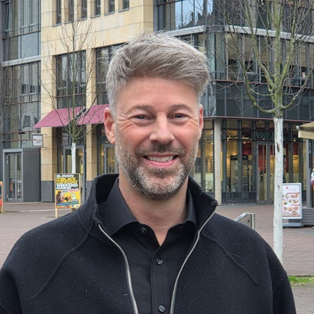 Johannes Simon ist in Engelskirchen geboren worden und in Nümbrecht aufgewachsen. Heute lebt er mit seiner Familie mitten in Siegburg, hier steht er vor dem S-Carré.