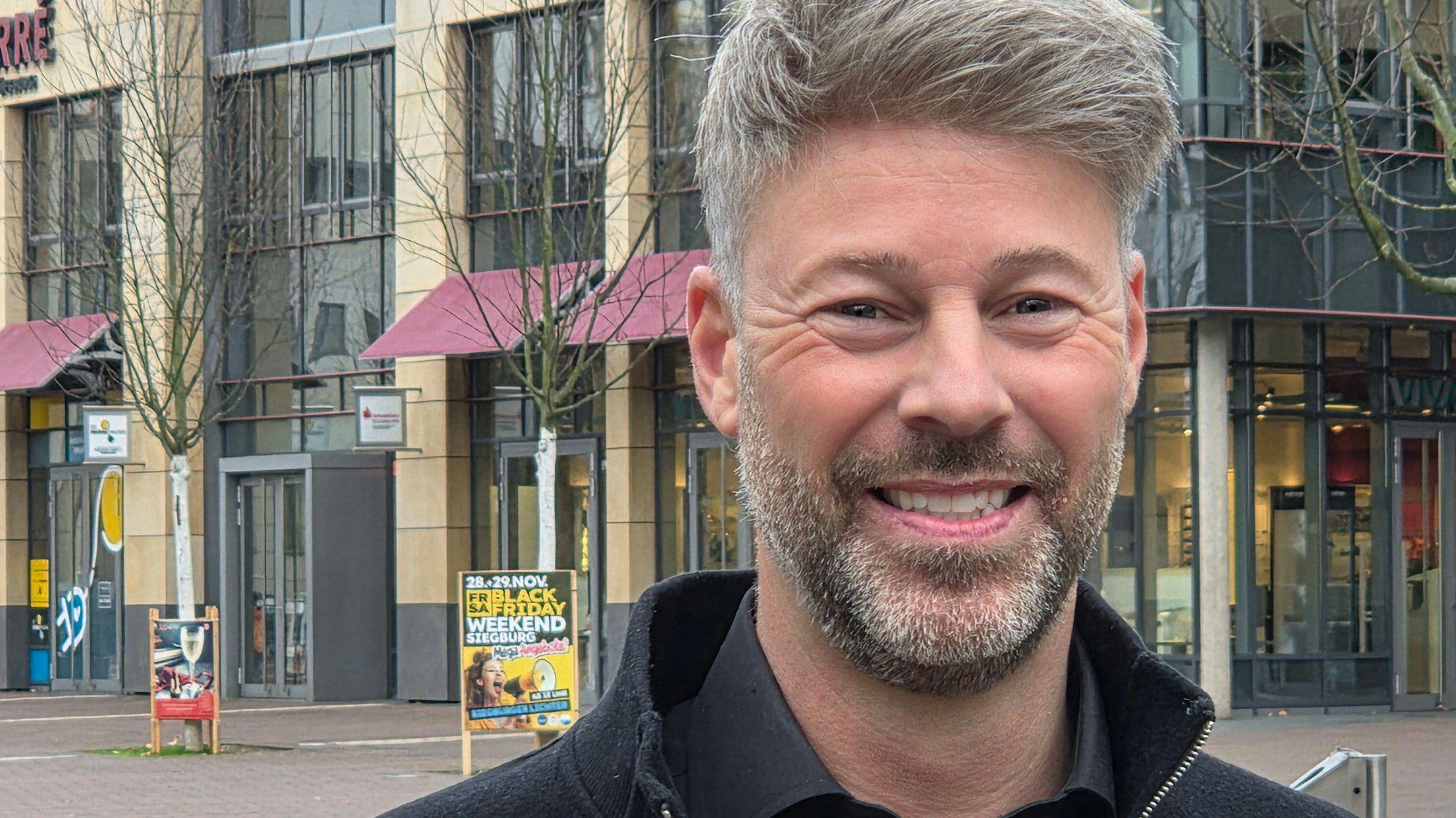 Johannes Simon ist in Engelskirchen geboren worden und in Nümbrecht aufgewachsen. Heute lebt er mit seiner Familie mitten in Siegburg, hier steht er vor dem S-Carré.
