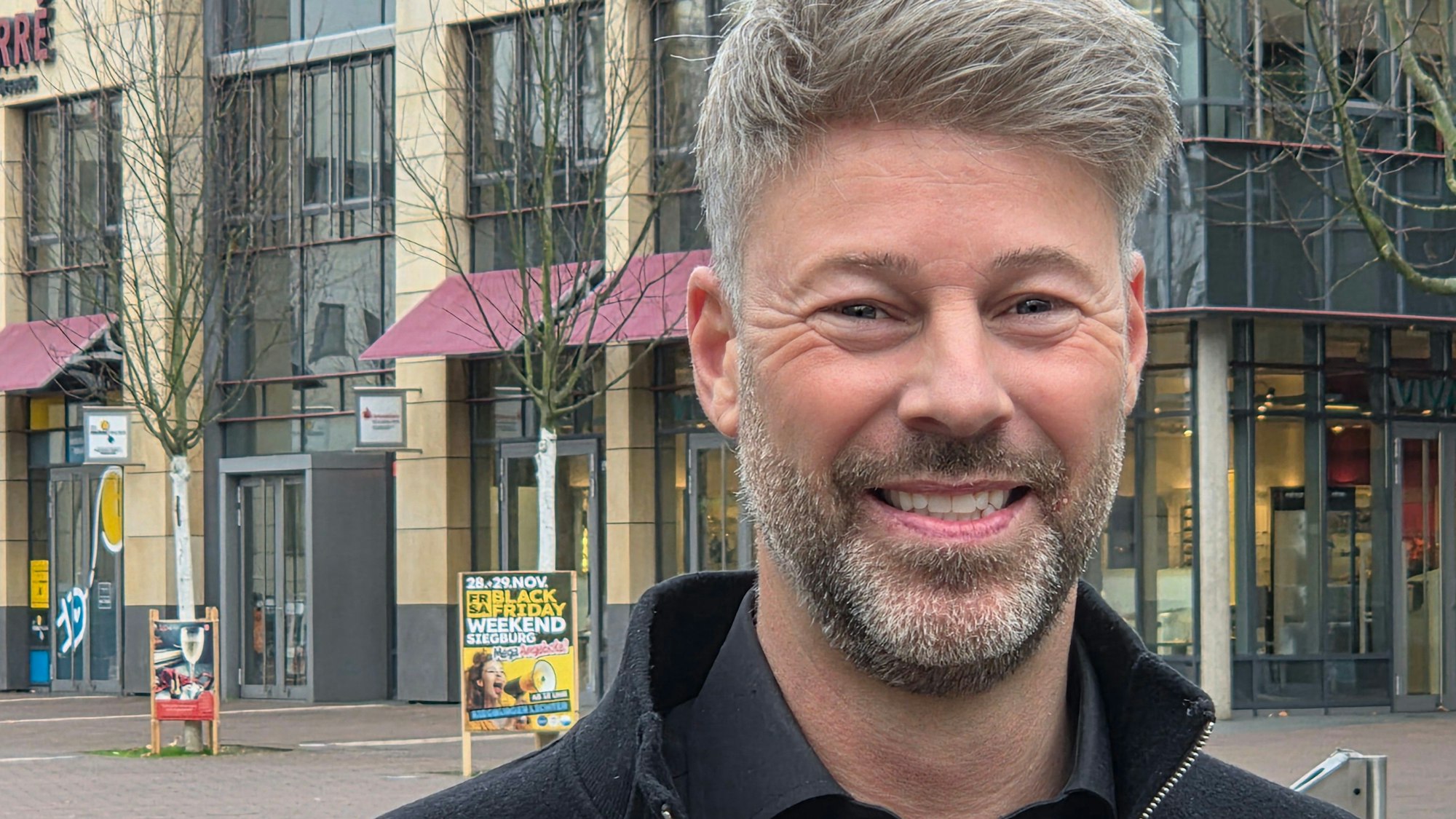 Johannes Simon ist in Engelskirchen geboren worden und in Nümbrecht aufgewachsen. Heute lebt er mit seiner Familie mitten in Siegburg, hier steht er vor dem S-Carré.