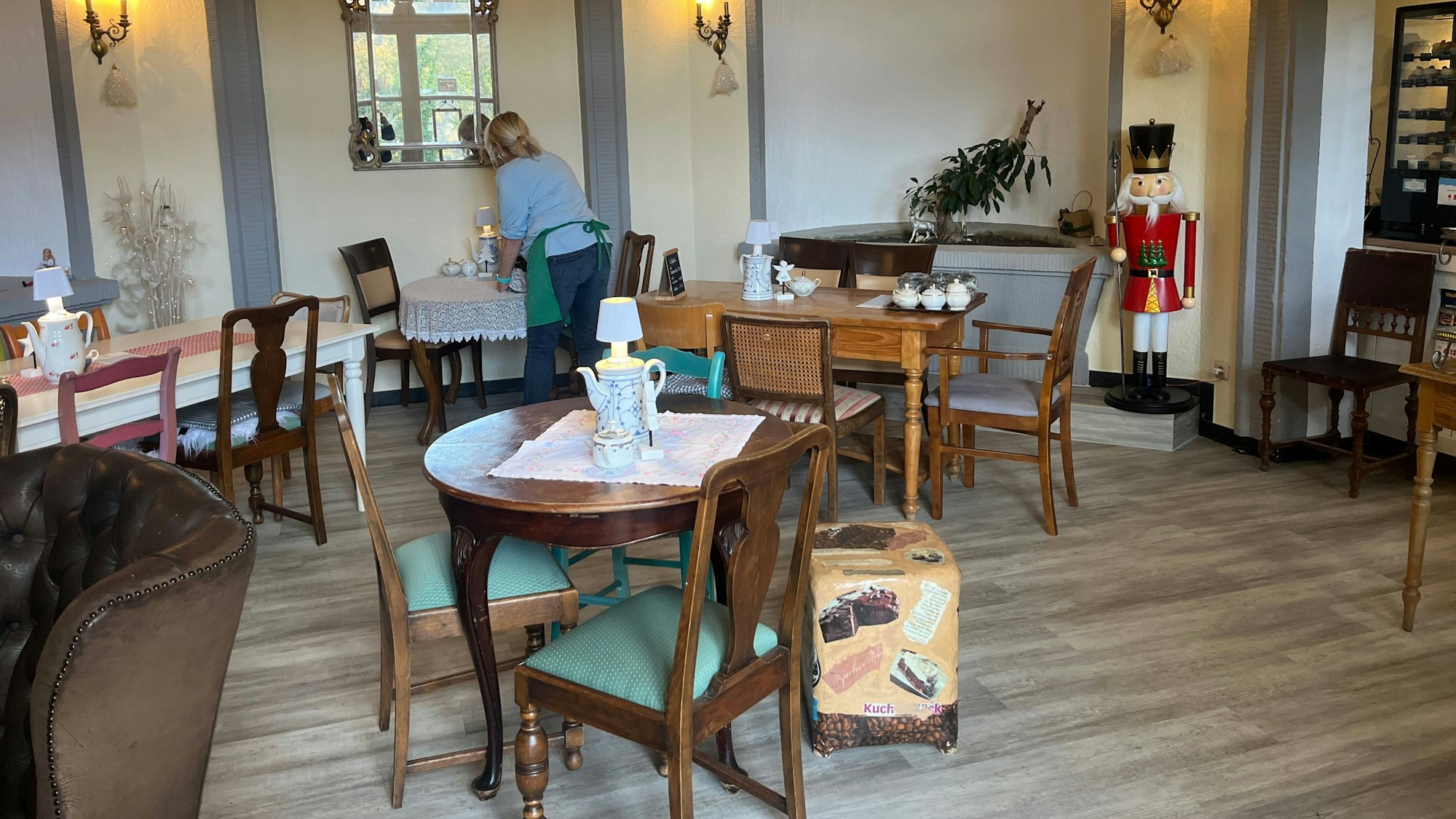 Katrin Ewers hat ihre Möbel, Geschirr und Besteck aus Hennef mitgebracht. Sie passen perfekt zum zentralen Kuppelbau.