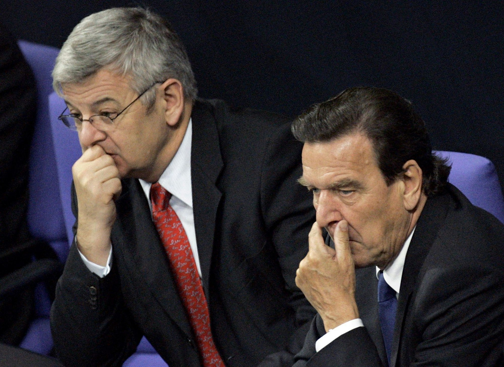 Bundeskanzler Gerhard Schröder hatte es mit noch knapperen Mehrheiten zu tun. (Archivbild)