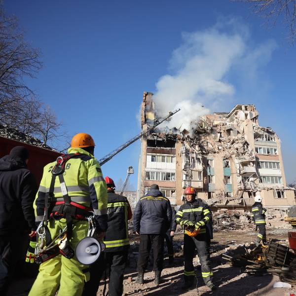 Rettungskräfte löschen ein Feuer in einem Wohnhaus, das durch einen russischen Angriff in Ternopil beschädigt wurde.