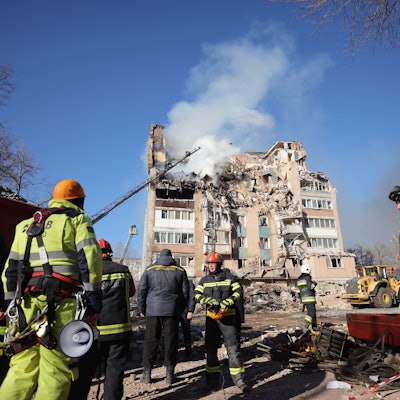 Rettungskräfte löschen ein Feuer in einem Wohnhaus, das durch einen russischen Angriff in Ternopil beschädigt wurde.