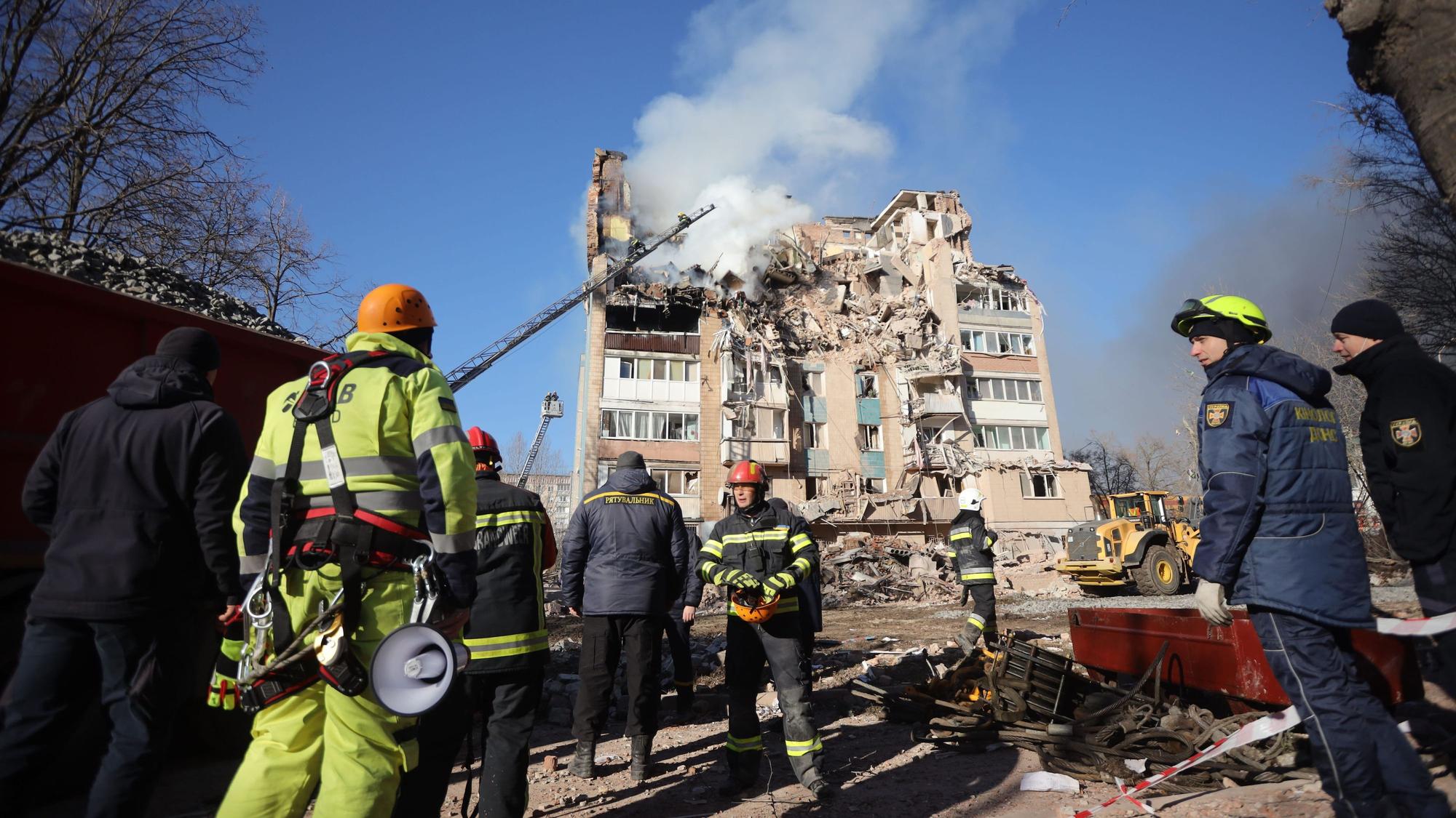 Rettungskräfte löschen ein Feuer in einem Wohnhaus, das durch einen russischen Angriff in Ternopil beschädigt wurde.