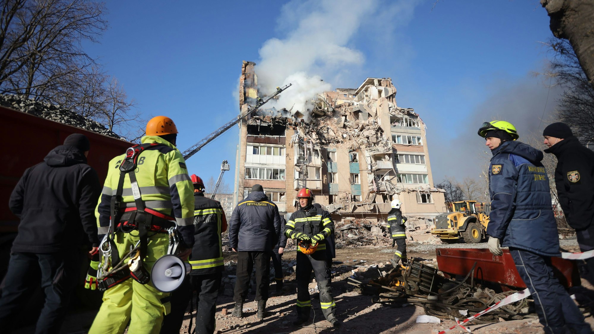 Rettungskräfte löschen ein Feuer in einem Wohnhaus, das durch einen russischen Angriff in Ternopil beschädigt wurde.