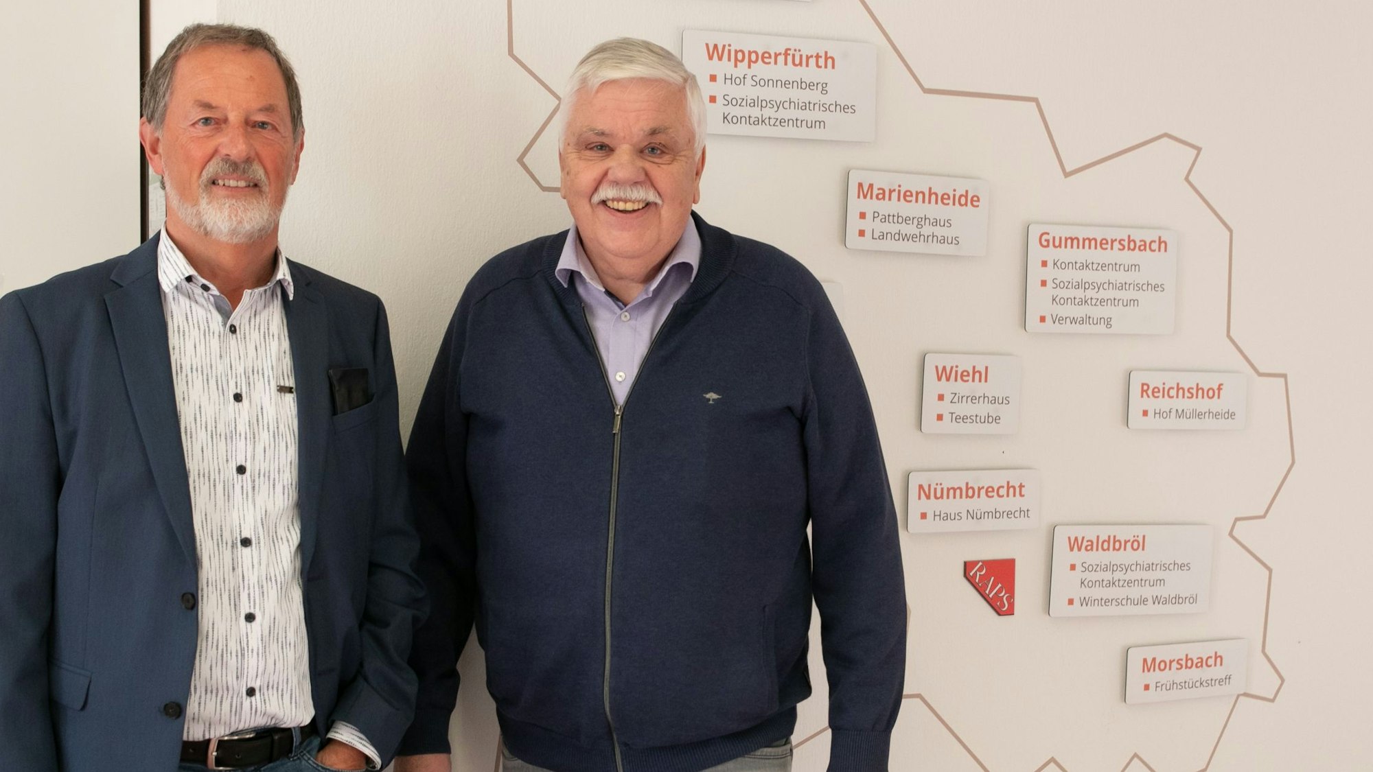 Zwei Herren vor einer Karte von Oberberg.